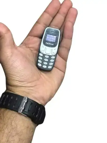 موبايل صغير يختفي في كف اليد